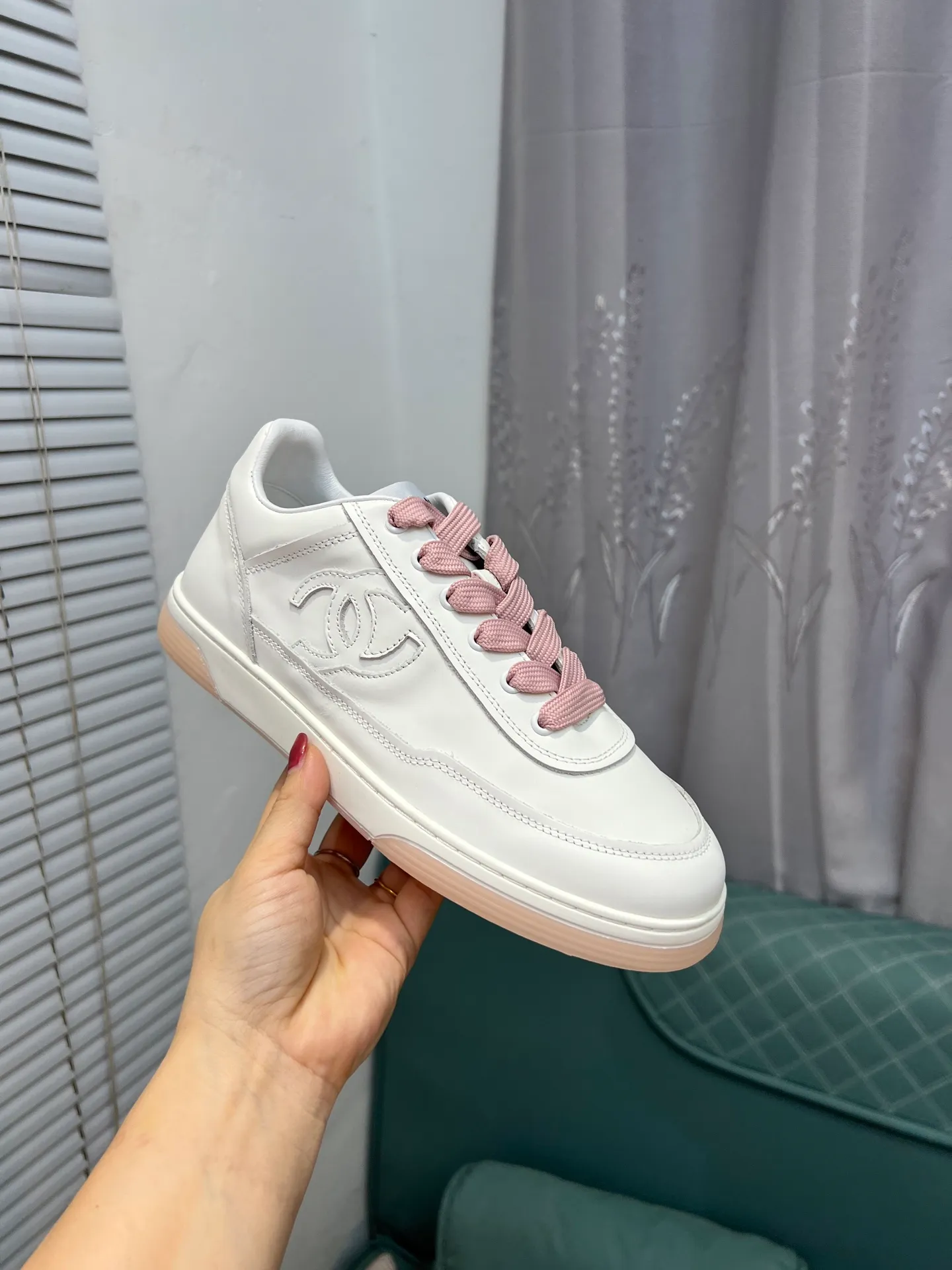 Men's men's shoes 💰620 Exclusive real shot (top version) CHANEL Chanel's new panda sneakers Panda shoes Chanel 2025ss color matching thick-soled casual sports shoes sneakers Counter synchronization The counter is very popular Very difficult to buy a shoe The most popular thick-soled panda shoes on the Internet It is obvious that Xiaoxiang control cannot miss it Simple and versatile white shoes that have both good looks and comfort Thick sole increases height, is super versatile and can be worn with eyes closed😍Whoever wears it will look better. Upper: calfskin. Lining: imported sheepskin lining. Outsole: TPU original outsole. Size: 35-40 (customized for women 41 and 40)